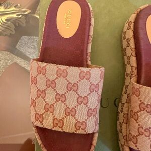 Gucci Beige and Pink Monogram Slides size 39 1/2 good condition